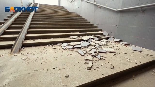 В Волгограде переход на станции скоростного трамвая завалило плиткой смотреть онлайн