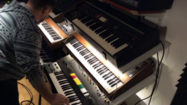 Analog Improv with Minimoog, Prophet 5, Yamaha CS50, etc. смотреть онлайн