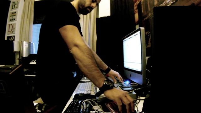 Lluis Ribalta in the studio / Analogic sound with MFB-522, MFB Microzwerg смотреть онлайн