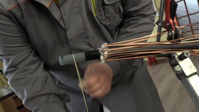 Снятие изоляции кабеля с изоляцией из сшитого полиэтилена инструментом GB-M20 смотреть онлайн