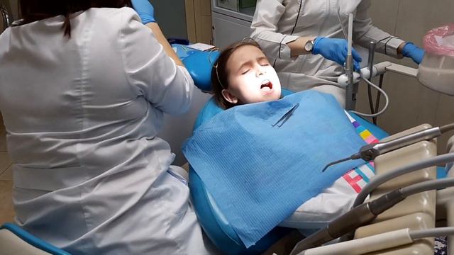 ОЧЕНЬ СМЕЛАЯ АЛЁНКА НЕ БОИТСЯ ЗУБНОГО ВРАЧА!!! смотреть онлайн