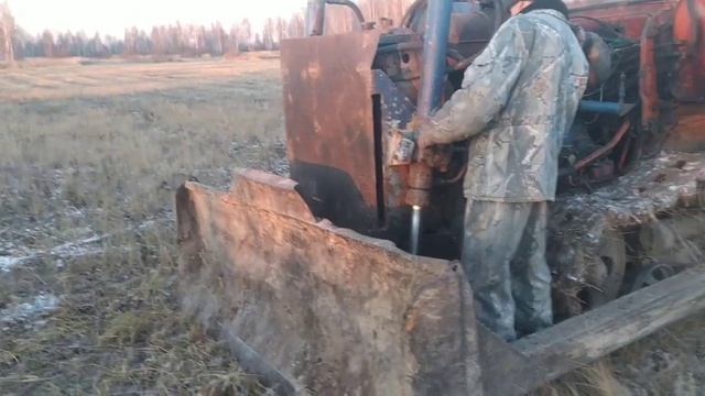 Корчуем березы ДТ 75, с двигателем от комбайна " Енисей". смотреть онлайн