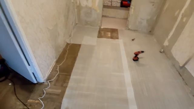 Ремонт в Хрущёвке. Укладка линолеума на скрипучий паркет. смотреть онлайн
