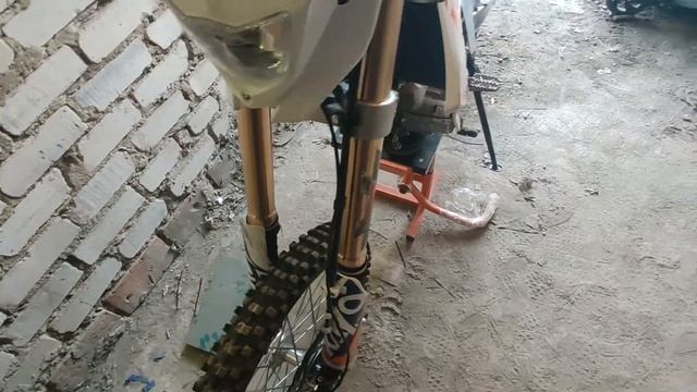 Как правильно обтянуть перднюю вилку и колесо на KAYO T4 смотреть онлайн