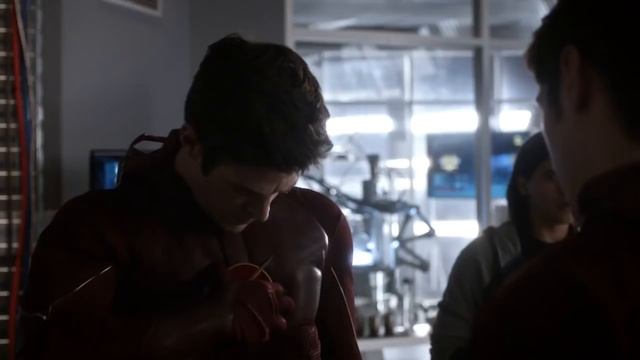 The Flash: S2E17 - Eobard gives Barry the Speed Equation/Flash helps send Future Flash to the futur смотреть онлайн