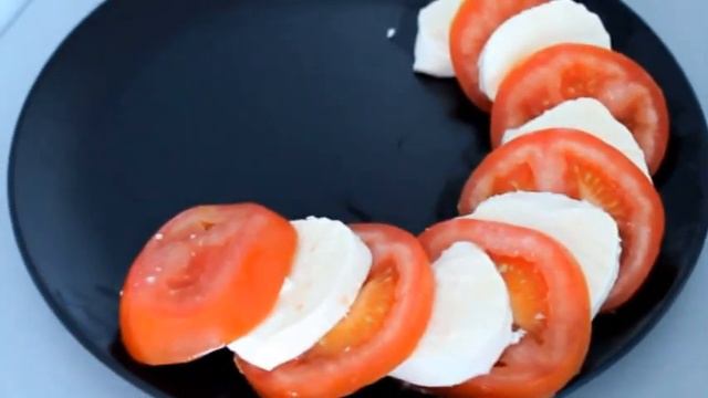 HOW TO MAKE SALAT CAPRESE, HEALTHY SALAT, VEGETARIAN FOOD, MOZZARELLA, RAJČATA, OLIVOVY OLEJ смотреть онлайн