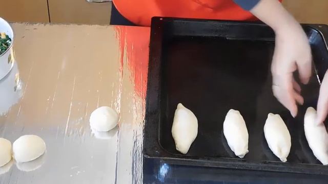 Пирожки печеные с луком и яйцом , приготовление , кухня крошш