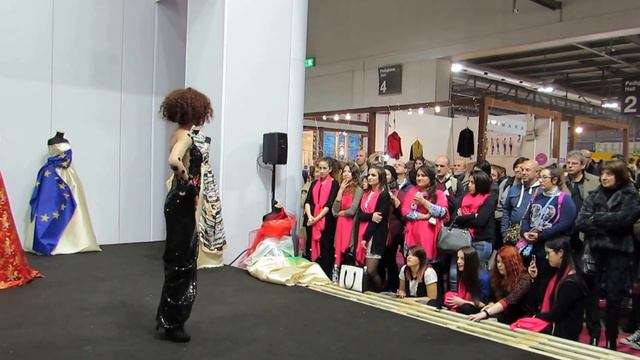 Показ мексиканской моды на итальянской ремесленной выставке :) смотреть онлайн