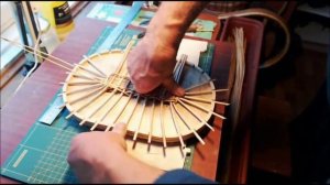 Плетение донышка из ивы на шаблоне