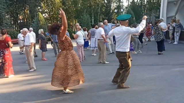 На берегу Чу я тебя ищу ??Счастливые минуты в парке Горького ??Харьков 2021 смотреть онлайн