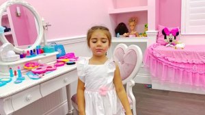 Артём учит Мию правильно выбирать косметику | Мия Настя и Артем