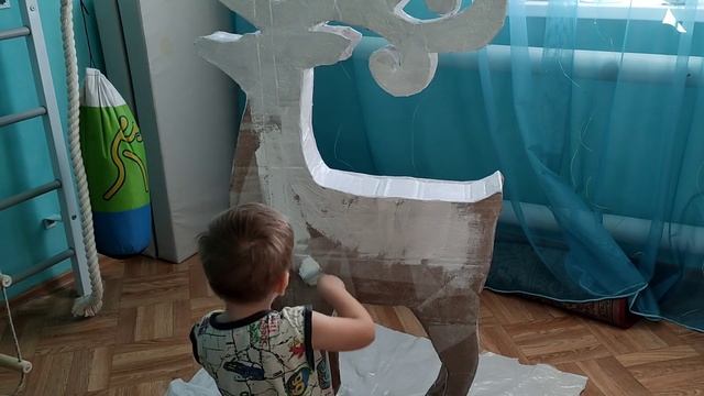 Лёшина самая первая, большая новогодняя поделка из картона Олень??? смотреть онлайн
