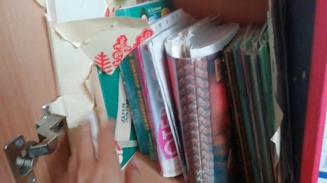 Разбор ящиков в письменном столе и книжном шкафу смотреть онлайн