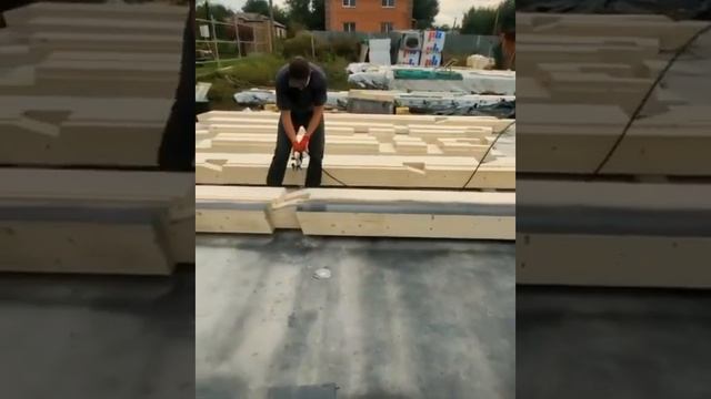 Резиновая краска .  Покраска стропильной системы