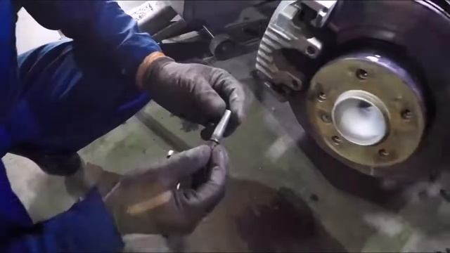 Замена тормозных колодок на БМВ. Как подобрать и купить колодки BMW e90 смотреть онлайн