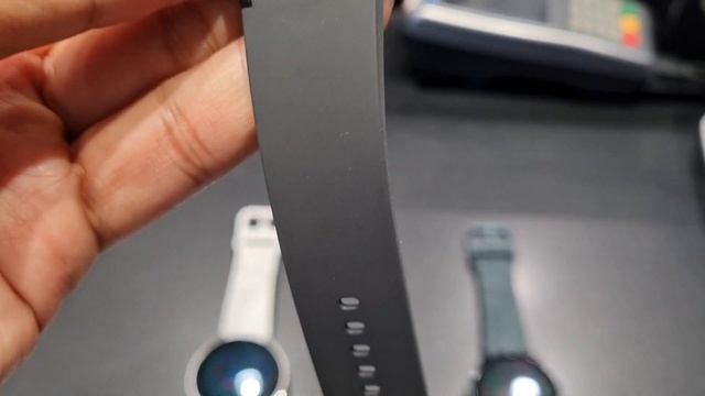 Samsung Galaxy Watch 4 color variant - Gray, Black, & Green смотреть онлайн