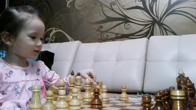 Даша играет в шахматы/Дашамастерфломастер/Игра в шахматы/Little Dasha & CrazyFriends смотреть онлайн