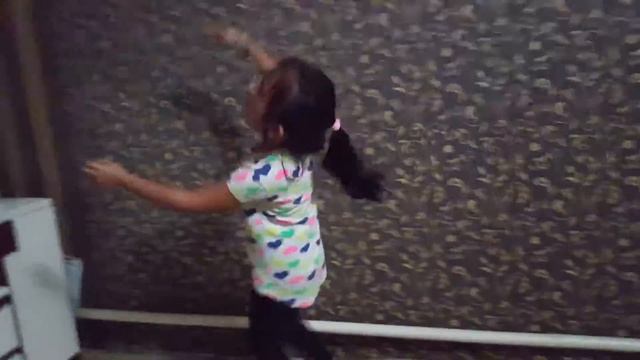 Девушка делает отжимание смотреть онлайн