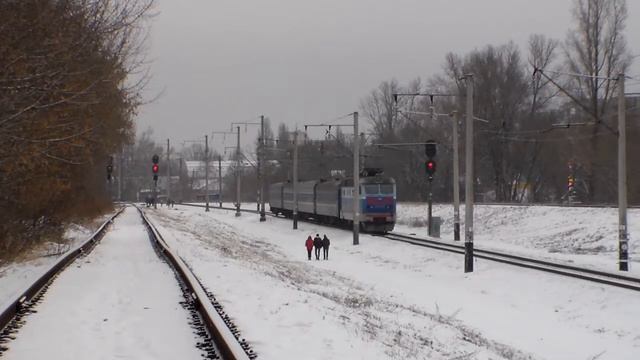Электровоз ЧС4-187 (КВР) с поездом 658 Чернигов - Москва смотреть онлайн
