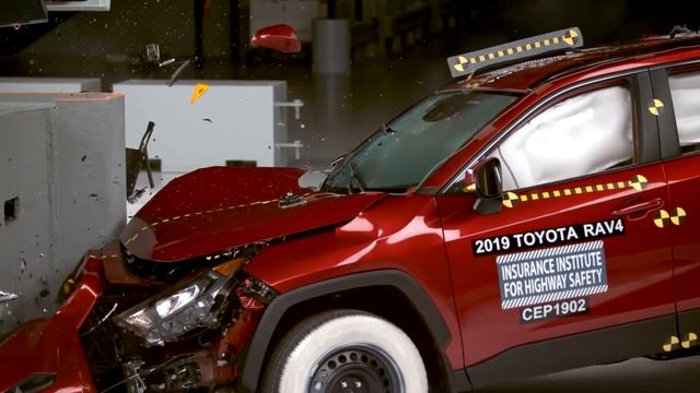 2019 Toyota RAV4 crash test, passenger side small overlap IIHS смотреть онлайн