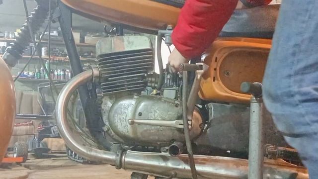 Первый запуск мотоцикла Восход 3м после зимнего простоя смотреть онлайн