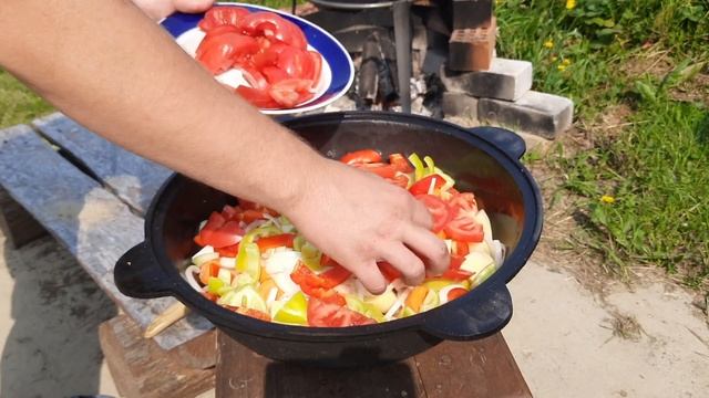 Мясо с овощами в казане на костре смотреть онлайн