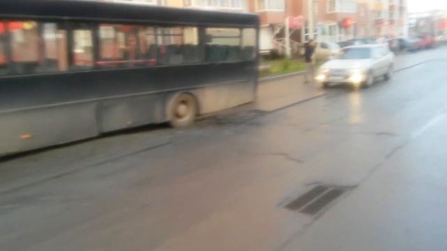 В Барнауле автобус провалился в яму смотреть онлайн