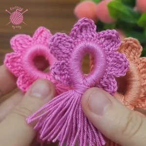 Вяжем очаровательный брелок крючком?