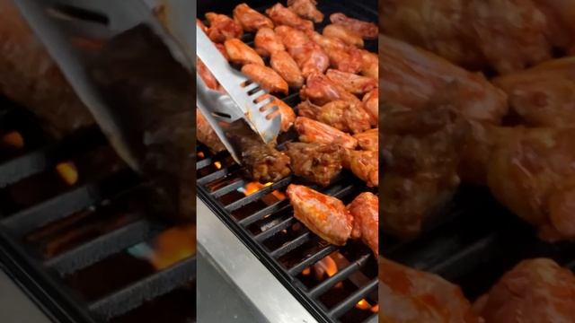 КУРИНЫЕ КРЫЛЬЯ В СОУСЕ ТЕРИЯКИ И БАРБЕКЮ НА ГРИЛЕ #shorts