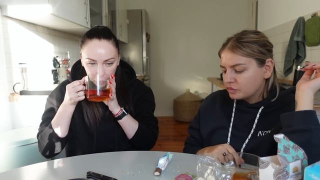 Блоггеры пробуют странные вкусняшки из интернета