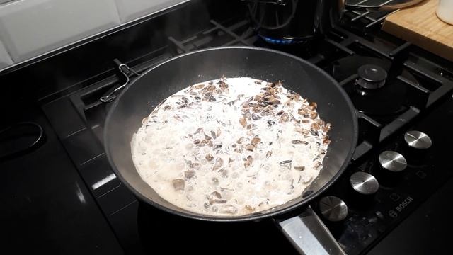 Паста с шампиньонами в сливочном соусе смотреть онлайн