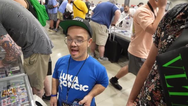 OMG! KID Pulls a 1/1 SUPERFRACTOR At DALLAS CARD SHOW смотреть онлайн