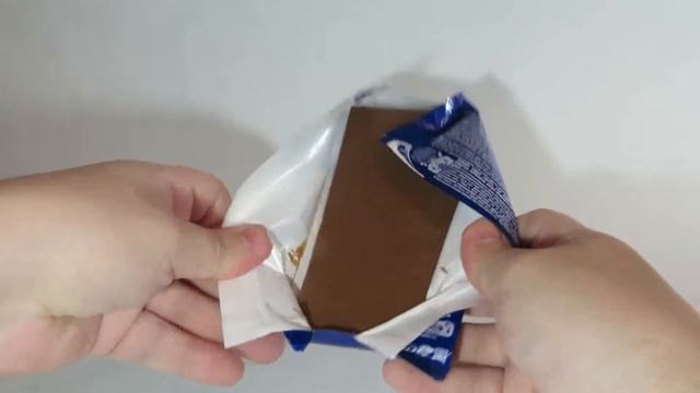 Шоколад Молочный Альпен Гольд Орео Alpen Gold Oreo с начинкой со вкусом ванили и кусочками печенья смотреть онлайн