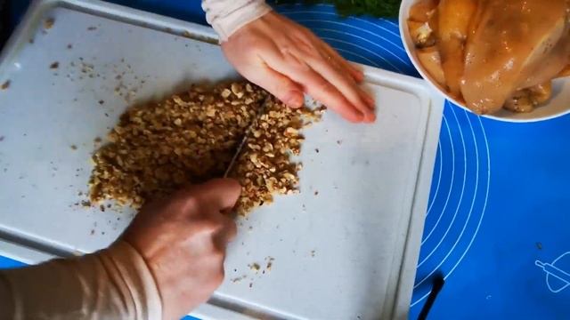 КУРИНАЯ ГРУДКА С ГРЕЦКИМИ ОРЕХАМИ ЗАПЕЧЕННАЯ В ДУХОВКЕ смотреть онлайн