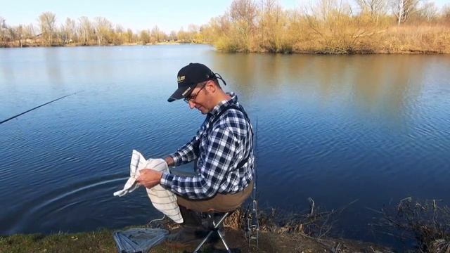 Крупная плотва на поплавок уже пошла! | Рыбалка на маховую удочку. Лучшая насадка на плотву! смотреть онлайн