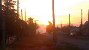 Яркий и солнечный закат вечером