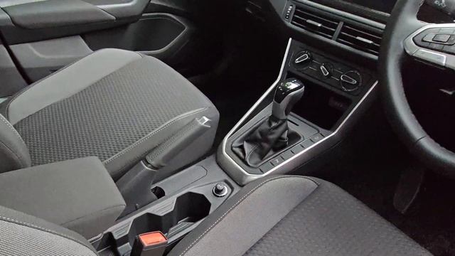 Volkswagen Polo MK6 Facelift (2021) 1.0 TSI 95PS Life DSG WTG смотреть онлайн