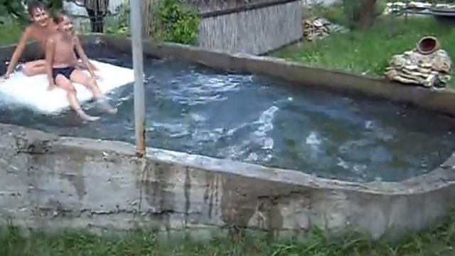 2011 08 23 дача, купание внуков в бассейне смотреть онлайн