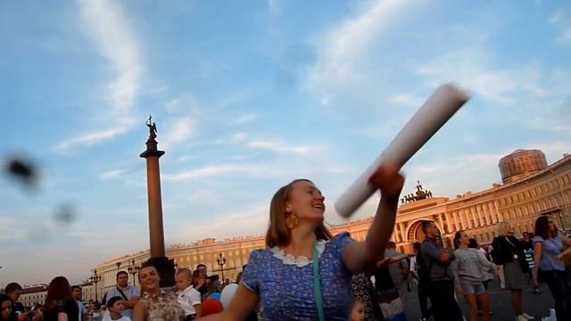 Флешмоб на Дворцовой площади в честь триколора. Часть 2 смотреть онлайн