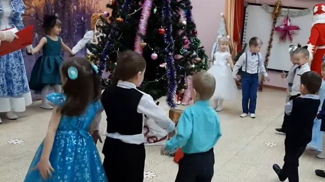 Новогодний утренник в старшей группе д/с "Сказка" д.Сухоноска смотреть онлайн