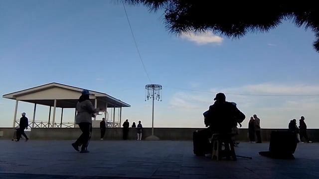 Танцевальная прогулка на набережной Алушты. Крым 2023 💦💫🌅🌹🌙🌳🌵🌲 смотреть онлайн