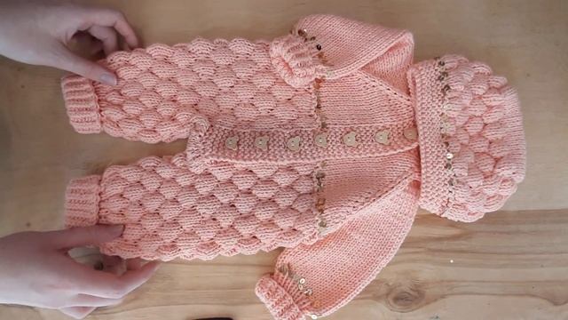 Вязаный комбинезон для новорожденного спицами (обзор) смотреть онлайн