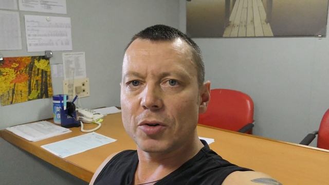 Перед вылетом на контракт в новую компанию после полугодичного отпуска смотреть онлайн
