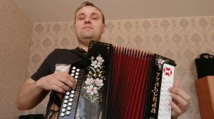 Приучаю левую руку на гармони играть отрывисто