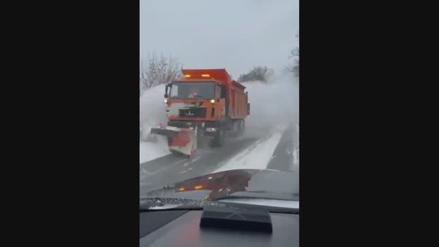 Коммунальщики против зимы или зима наносит удар. смотреть онлайн