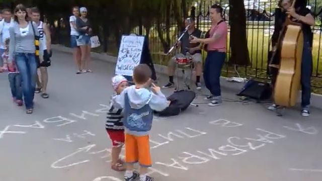 Влада танцует, крутые мужики играют) смотреть онлайн