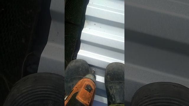 Как правильно крепить профлист на навес