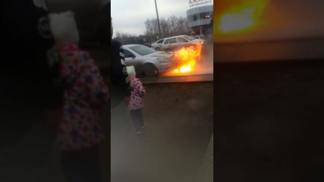 Горит шкода напротив джумбы Набережные Челны смотреть онлайн