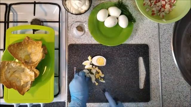 Крабовый салат. Как сделать крабовый салат с кукурузой рецепт. Как приготовить крабовый салат рецеп смотреть онлайн