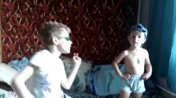 Мальчишки танцуют под любимую музыку!